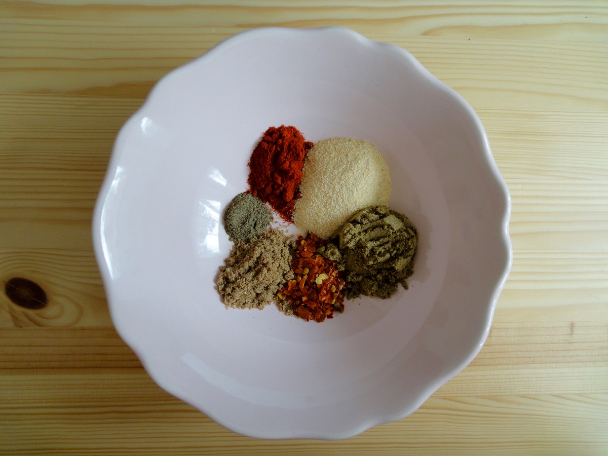Seasoning Mix - Paprika Powder, Garlic Powder, Cumin Powder, Dried Chilli Flakes, Coriander Powder & Black Pepper Powder. 